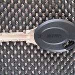 MIWA社から出ている鍵で、PRタイプ。ポコポコ丸い窪みのあるディンプルキーと呼ばれる鍵である。 比較的使用の多い場所は、公団や団地、アパート、古いマンションに使われている鍵。 キーの差込口はすり鉢状になっているため、鍵の抜き差しがスムーズである。また蓄光部陳が埋め込まれているため、暗い場所で使用するときも、鍵の入り口が良く見える。 鍵はリバーシブルタイプになっているため、どちらの方向からでも鍵は入る。