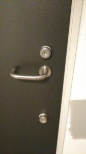 港区芝浦で住宅開錠（解錠・開錠）鍵開け,鍵交換,鍵修理に24時間の鍵屋「玄関ドアの鍵交換」