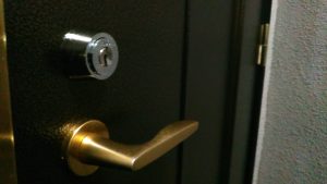 目黒区鷹番で24時間の鍵屋|鍵開け、鍵交換、カギ修理、解錠に急行！「HDSの鍵紛失のため鍵開け開錠」