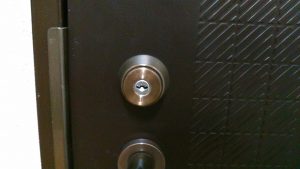 目黒区碑文谷で24時間の鍵屋！鍵が開かない,鍵開け,鍵交換,鍵修理に急行！「アパート玄関ドアのカギが開かない」