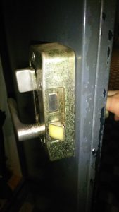 大田区 西嶺町 鍵開け鍵交換鍵修理！２４時間出張対応の鍵屋！「アパートドアノブの内鍵解錠」