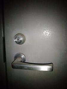 東松本で出張24時間対応の鍵屋。鍵開け/鍵交換/鍵修理/カギ「寮の鍵開け ダブルロック」