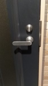 足立区本木東町で玄関の鍵開け、開錠が早い・安い！鍵屋が２４時間対応で出張解決致します！