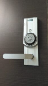 神奈川区高島台でSherlock玄関カードキーの鍵開け解錠に鍵屋が早く安く駆けつけます！