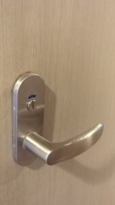 トイレの鍵開け 修理 交換で鍵屋が調布市菊野台に早く安く出張駆けつけ致します！