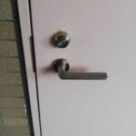 狛江市東和泉で玄関ドアの鍵開け開錠が早い・安い！鍵屋が２４時間対応で迅速対応！