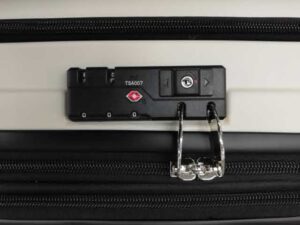 【羽田空港国際線】スーツケースの鍵修理２４時間鍵屋・鍵業者｜ TSAダイヤル修理 リモワ何でも解読修理はお任せください。