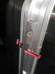 【喜多見駅】スーツケース鍵開け安い鍵屋！TSA ダイヤル リモワなど開錠に出張対応で駆けつけます。