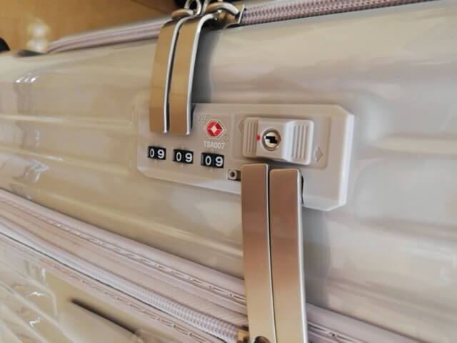 羽田空港国際線でcargo airtrans-カーゴエアートランスのスーツケースの鍵開け 鍵屋さん