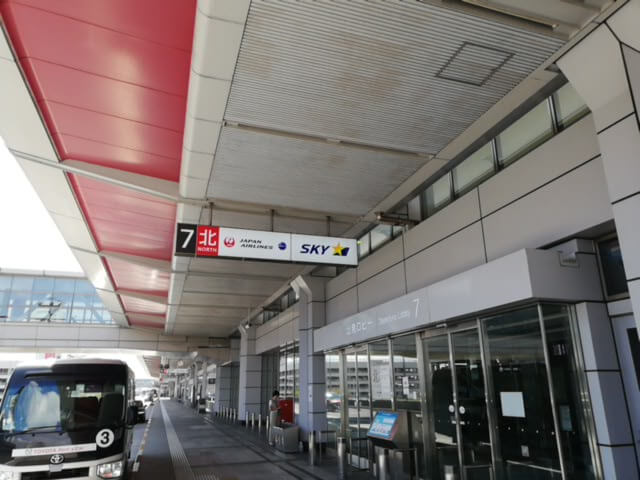 羽田空港国内線のスカイマーク7番出口付近