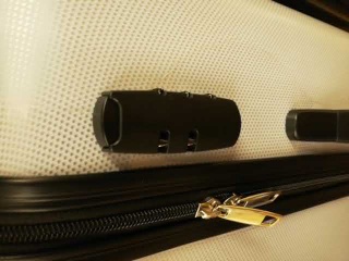 栗平駅でスーツケースの鍵開け