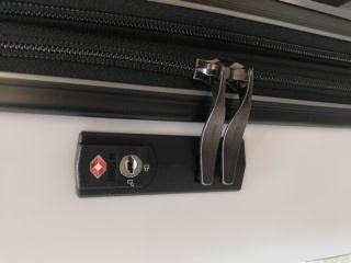 羽田Terminal2の出発ロビーでスーツケースの鍵開けに出動
