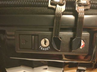 蒲田のホテルでスーツケースの鍵開け