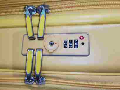 羽田空港Terminal2でスーツケース鍵開け修理