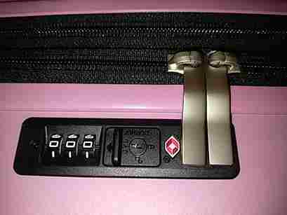 羽田空港国際線でスーツケースの鍵開け修理